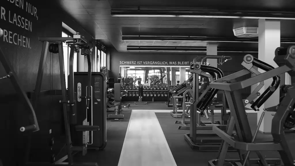 Trainingsfläche mit Geräten und Cardio-Bereich