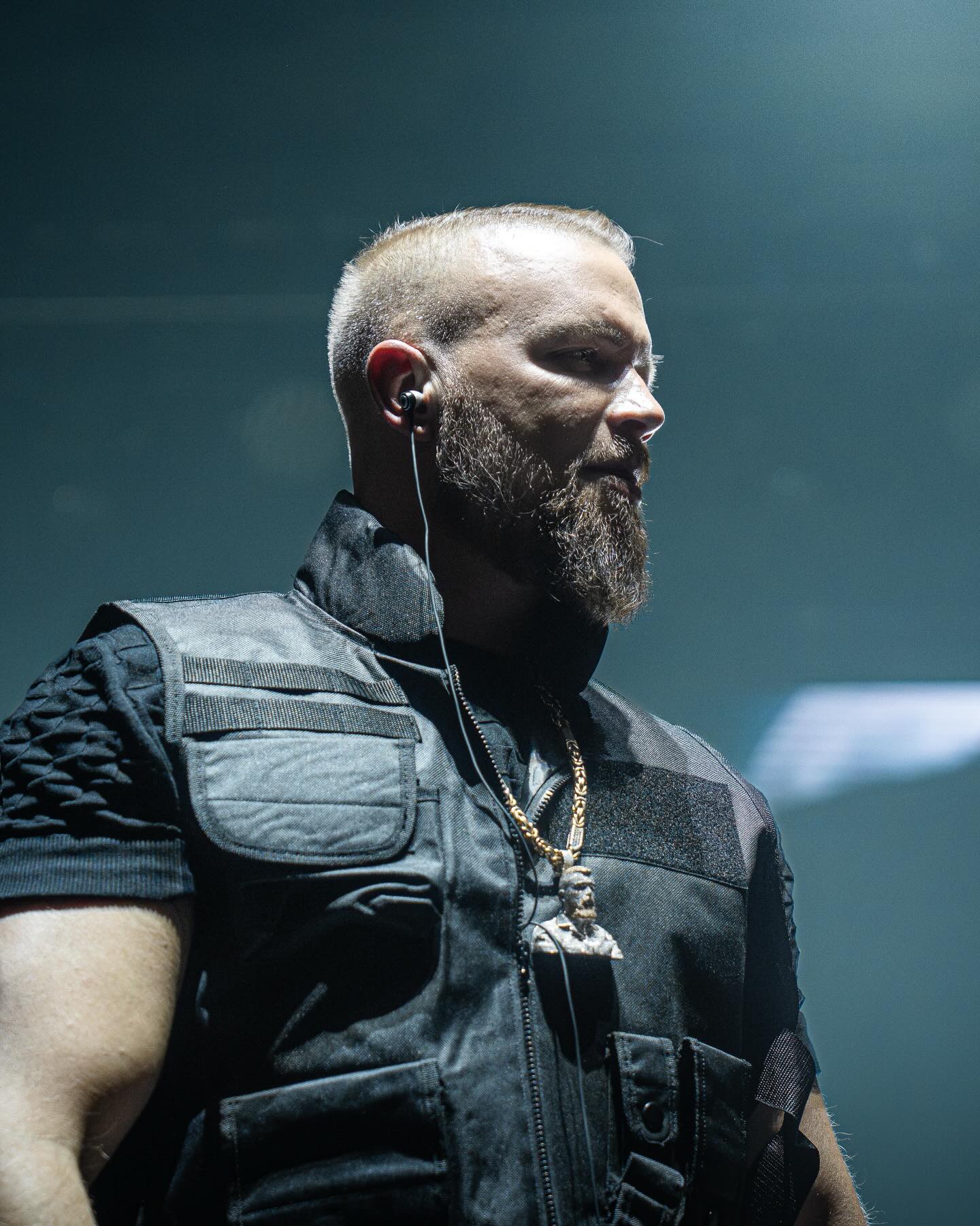 Kollegah live auf der Bühne – Profil, taktische Weste, Gold-Kette